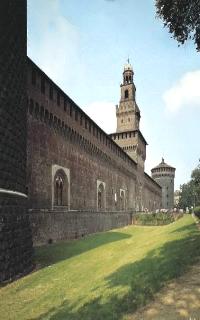 Veduta dell'ingresso al castello con lo scorcio della torre di Filarete